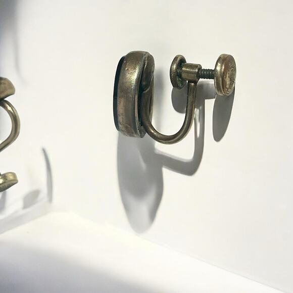 Vintage Black resin oval shaped screw back earrings 1/20 12k - Picture 5 of 7